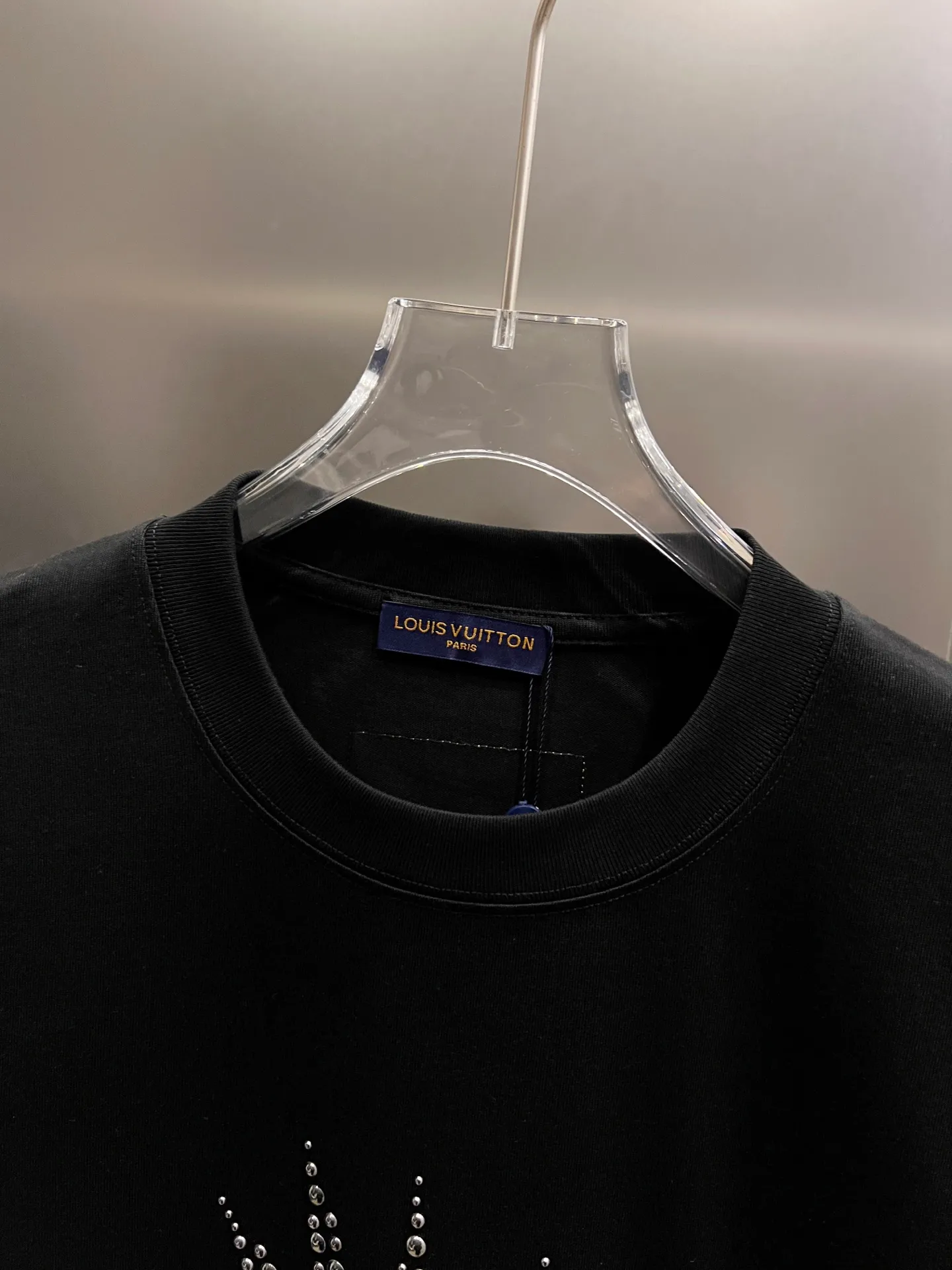 🅿️190 1v Louis* 2025 autumn and winter new style classic letter three-dimensional craft design high-end version! Highly breathable and comfortable, customized double yarn plain cotton fabric. Short-sleeved T-shirt. Same style for men and women. Sizes S M L XL XXL Five sizes black white